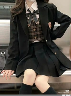 𝚆𝚑𝚘 𝚒𝚜 𝚜𝚎𝚌𝚛𝚎𝚝𝚕𝚢 𝚌𝚛𝚞𝚜𝚑𝚒𝚗𝚐 𝚘𝚗 𝚞 - Quiz | Quotev