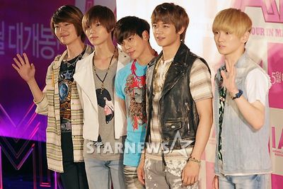 Shinee Kiss Kiss Kiss Finished Sou, anohi bokutachiwa, futari deattane, mada adokenasaga nokottettano, yokogao wasurenai, hajime deatta hikara, kimochio kiss kiss kiss es una canción de shinee. quotev