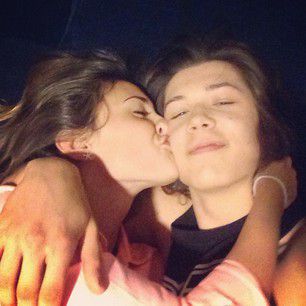 leo howard and his girlfriend olivia holt kissing