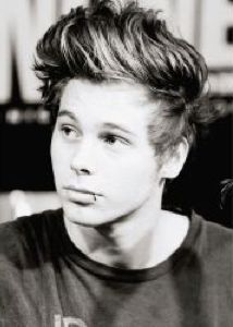 Blue Luke Hemmings Or Calum Hood Love Triangle