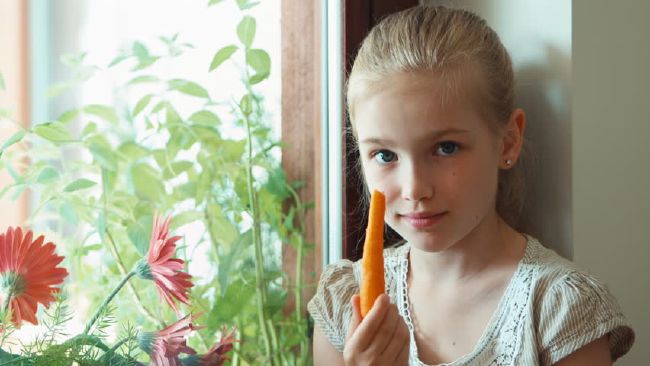 Отсасывает маленький детский. Сосание девочки ребенка у папы. Маленькие девочки для папины члена. Трогает дочку. Соснула у папы.